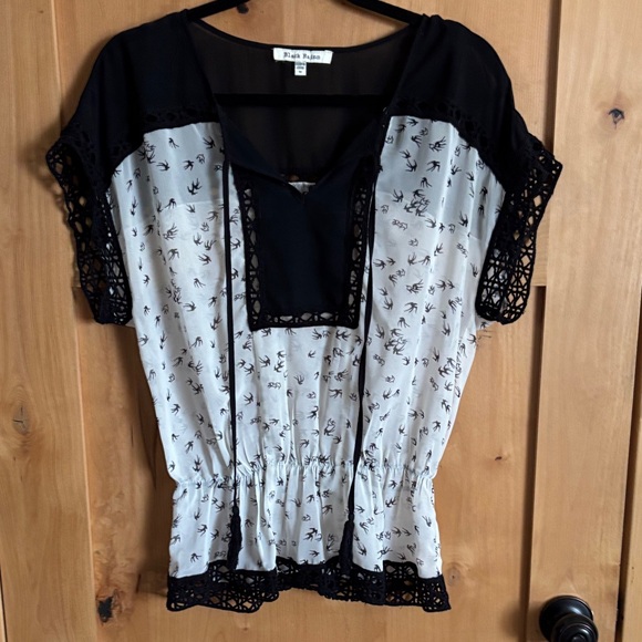 Black Rainn Black and White Blouse with Lace Trim size medium Beautiful sleeve - Picture 1 of 6